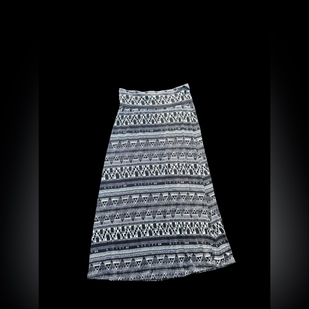 ✨Black & white tribal print maxi skirt✨